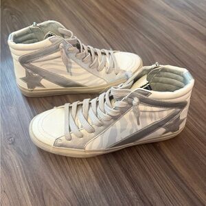 Shu shop Stylish High-Top Sneakers with Star Detail